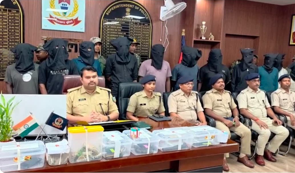 गुमला में दो बड़े सोना लूटकांड का खुलासा, अंतरराज्यीय कोरई गैंग के 11 सदस्य गिरफ्तार; सोना-चांदी, हथियार और नकदी बरामद