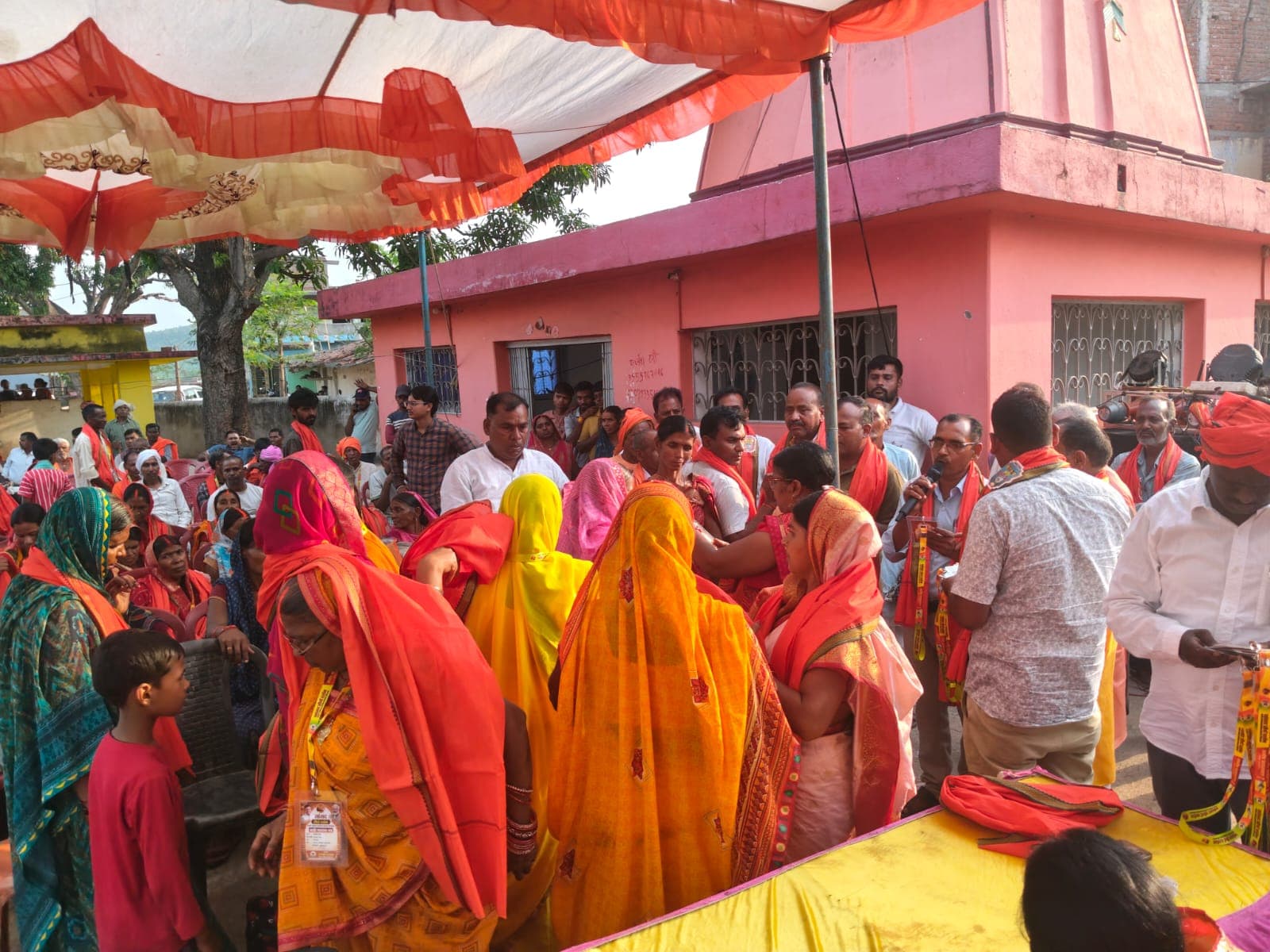 सलगा से सांसद मनीष जायसवाल के सौजन्य से तीर्थ दर्शन महाभियान का 64वां जत्था रवाना, 65 श्रद्धालुओं ने भरी आध्यात्मिक उड़ान
