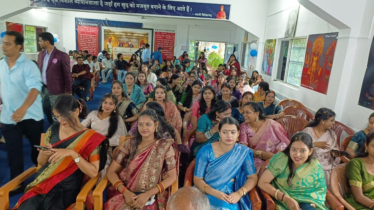रामकृष्ण विवेकानंद कॉलेज में मिट-अप कार्यक्रम, सांस्कृतिक प्रस्तुतियों ने बांधा समां