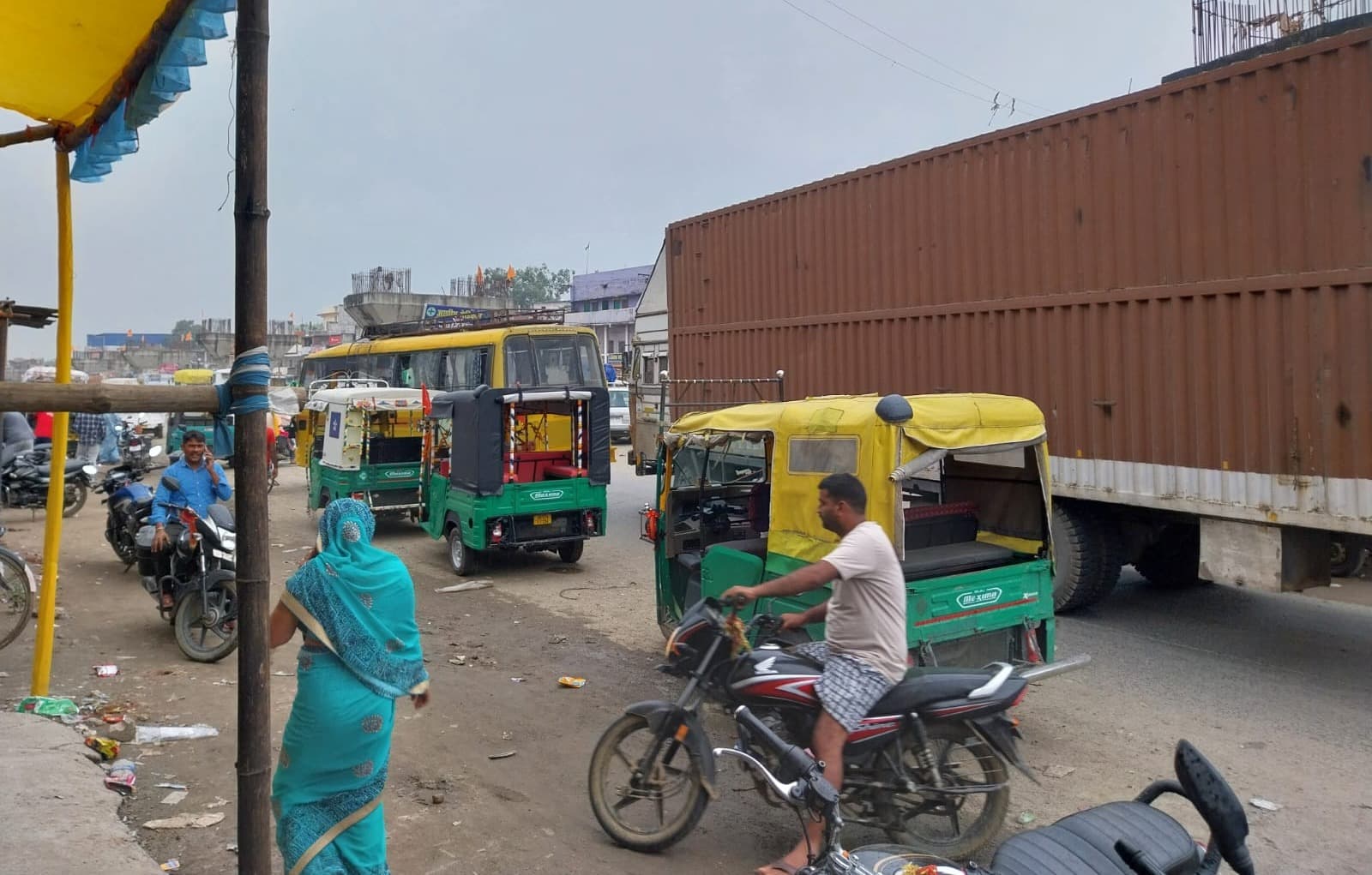 ब्लॉक मोड़ पर सड़क किनारे खड़ी गाड़ियां दे रहीं हादसों को न्योता