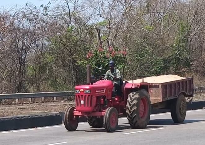 भोर और रात में सक्रिय हो रहे बालू कारोबारी, एनजीटी प्रतिबंध के बावजूद जारी परिवहन