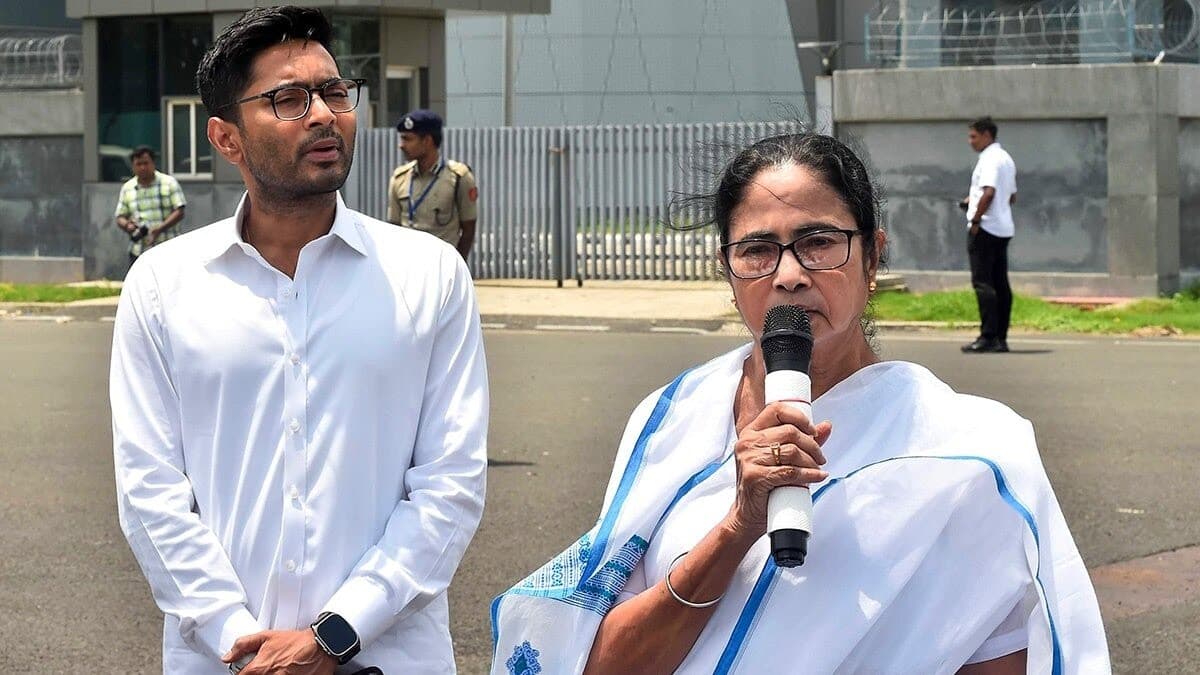 टीएमसी में बढ़ा सियासी संकट, दिल्ली पहुंचे अभिषेक बनर्जी