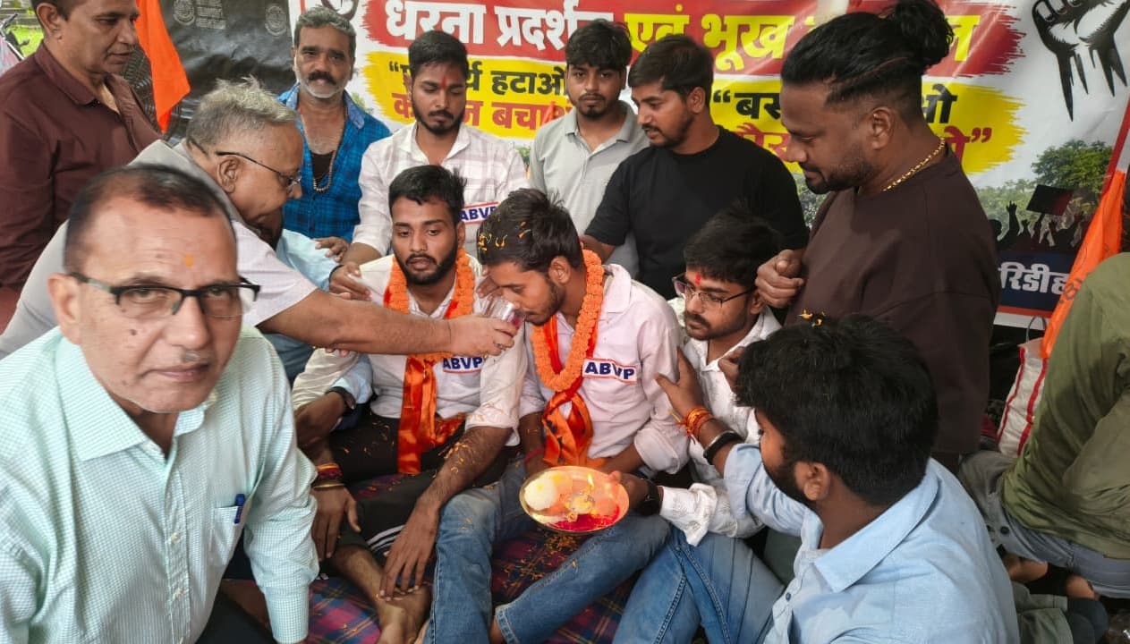आखिरकार भूख हड़ताल पर बैठे अभाविप कार्यकर्ताओं के सामने झुका विश्वविद्यालय प्रशासन 