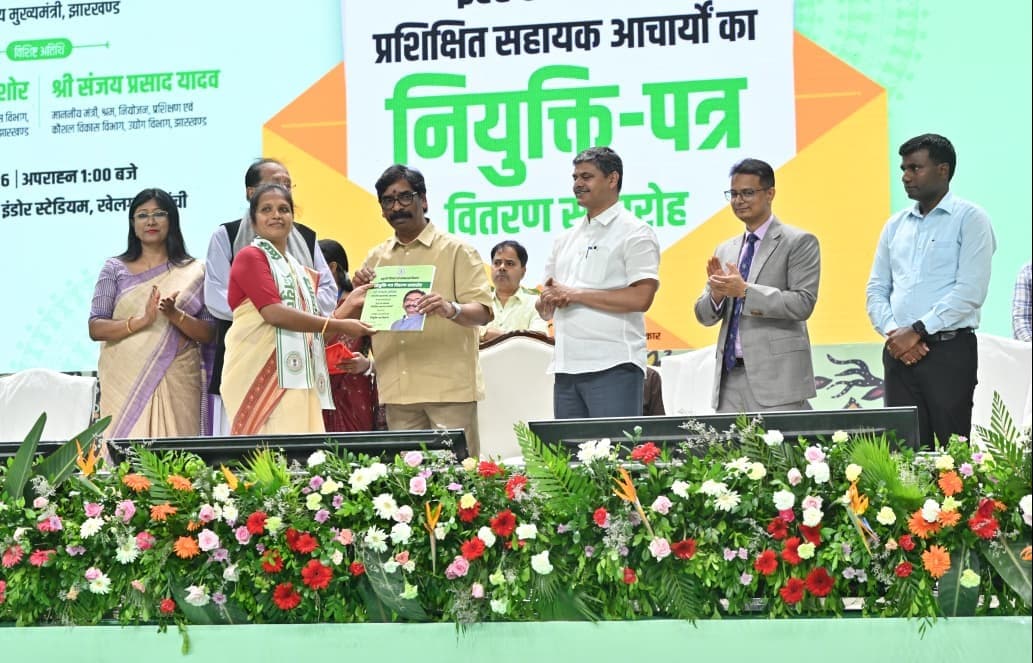 1,042 नव नियुक्त सहायक आचार्यों को मुख्यमंत्री ने सौंपा मिला नियुक्ति पत्र