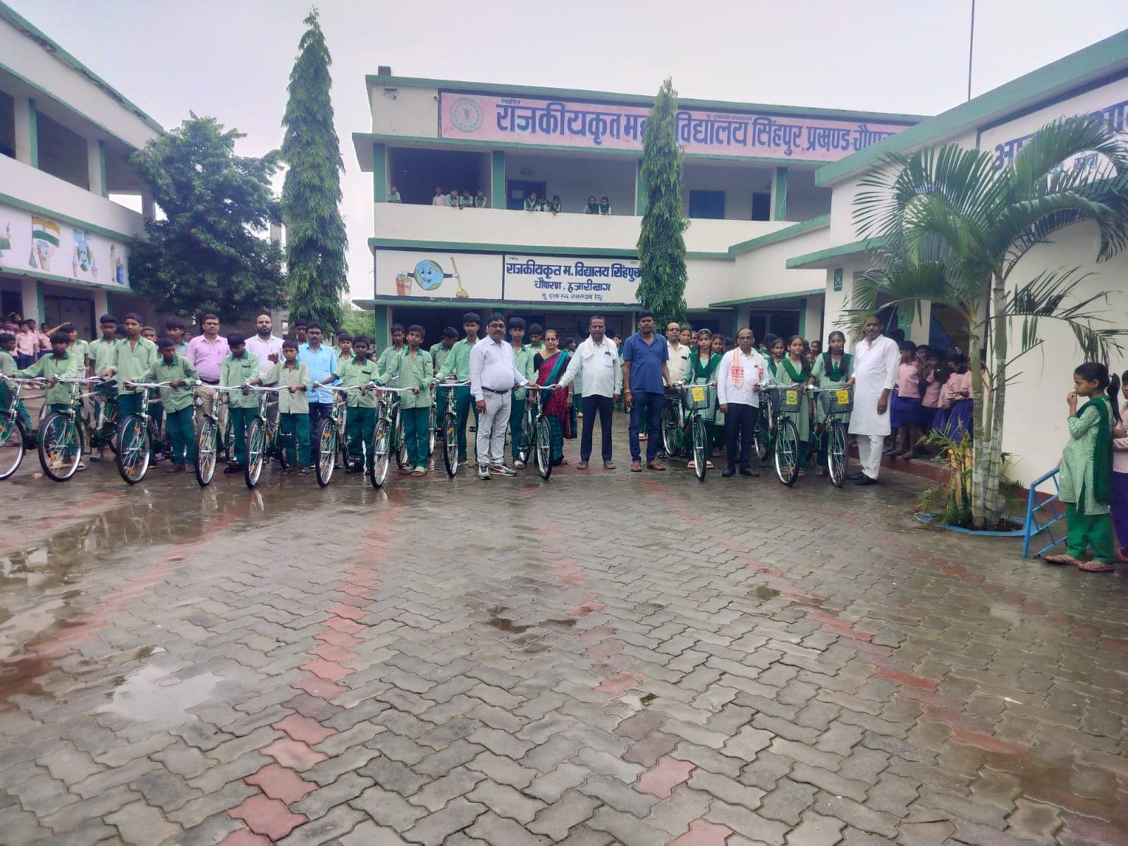 मध्य विद्यालय सिंहपुर में छात्र-छात्राओं को मिली साइकिल, सांसद प्रतिनिधि बोले- शिक्षा ही सफलता की सबसे बड़ी कुंजी