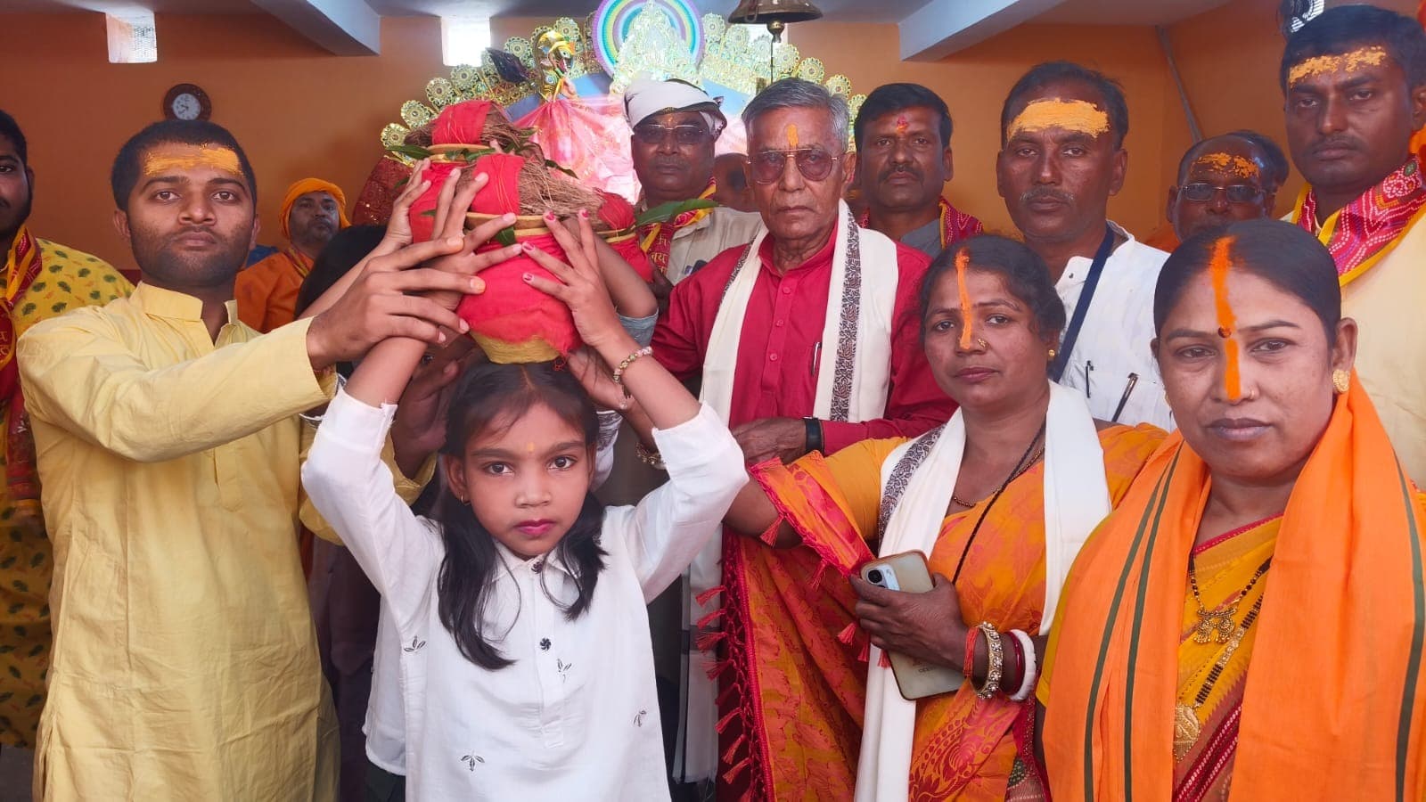 बसरिया में बेलभरनी देवी कलश यात्रा का शुभारंभ करने पहुंचे पूर्व विधायक उमाशंकर अकेला