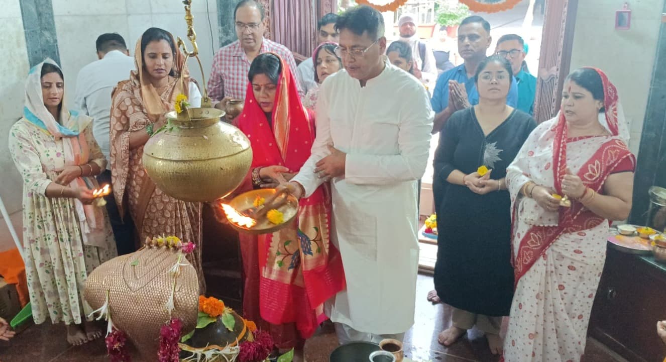 सावन की दूसरी सोमवारी पर शिवभक्ति में लीन हुईं भाजपा नेत्री शेफाली गुप्ता, भगवान भोलेनाथ का किया जलाभिषेक