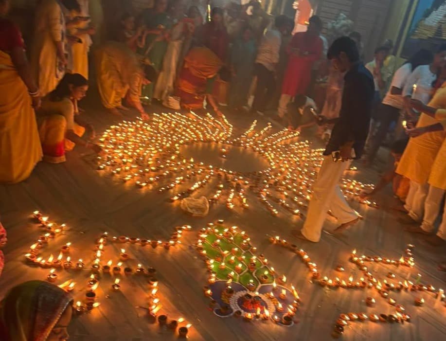वैदिक मंत्रों और हजारों दीपों से जगमगाया कोर्रा, मां गायत्री की प्राण प्रतिष्ठा सम्पन्न