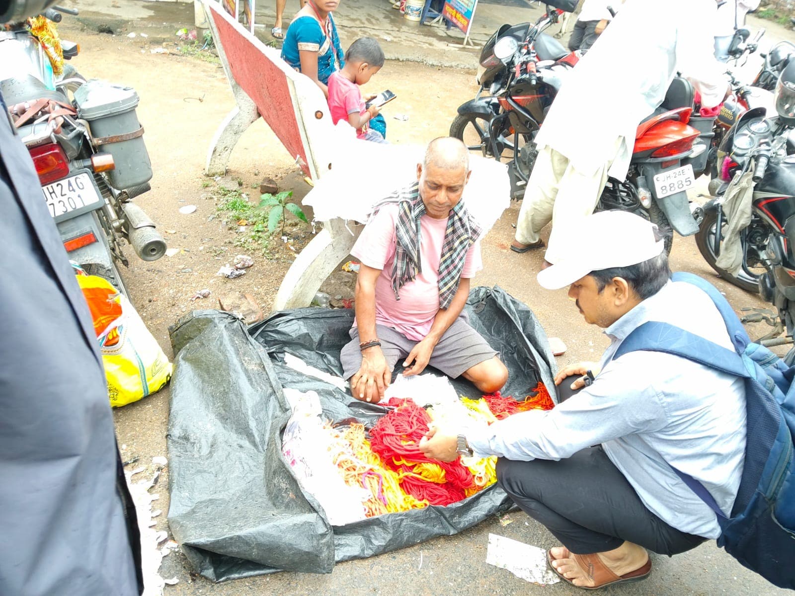 बारिश के बीच कुजू चौक पर सजे अनंत धागे, पूजा को लेकर बाजार में बढ़ी चहल-पहल