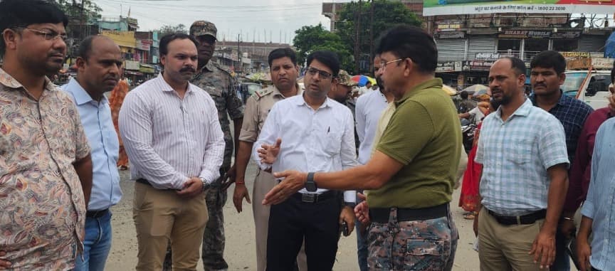 बरही एवं चौपारण में खराब सड़क की स्थिति का किया निरीक्षण, मरम्मत को लेकर अधिकारियों ने दिए आवश्यक निर्देश