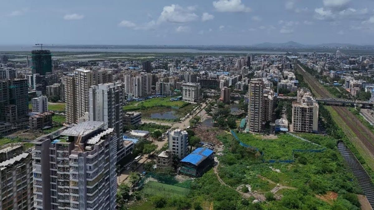 50 करोड़ तक के फ्लैट, अरब सागर का नजारा और 40+ सुविधाएं... रुस्तमजी क्राउन पर क्यों चला BMC का बुलडोजर?