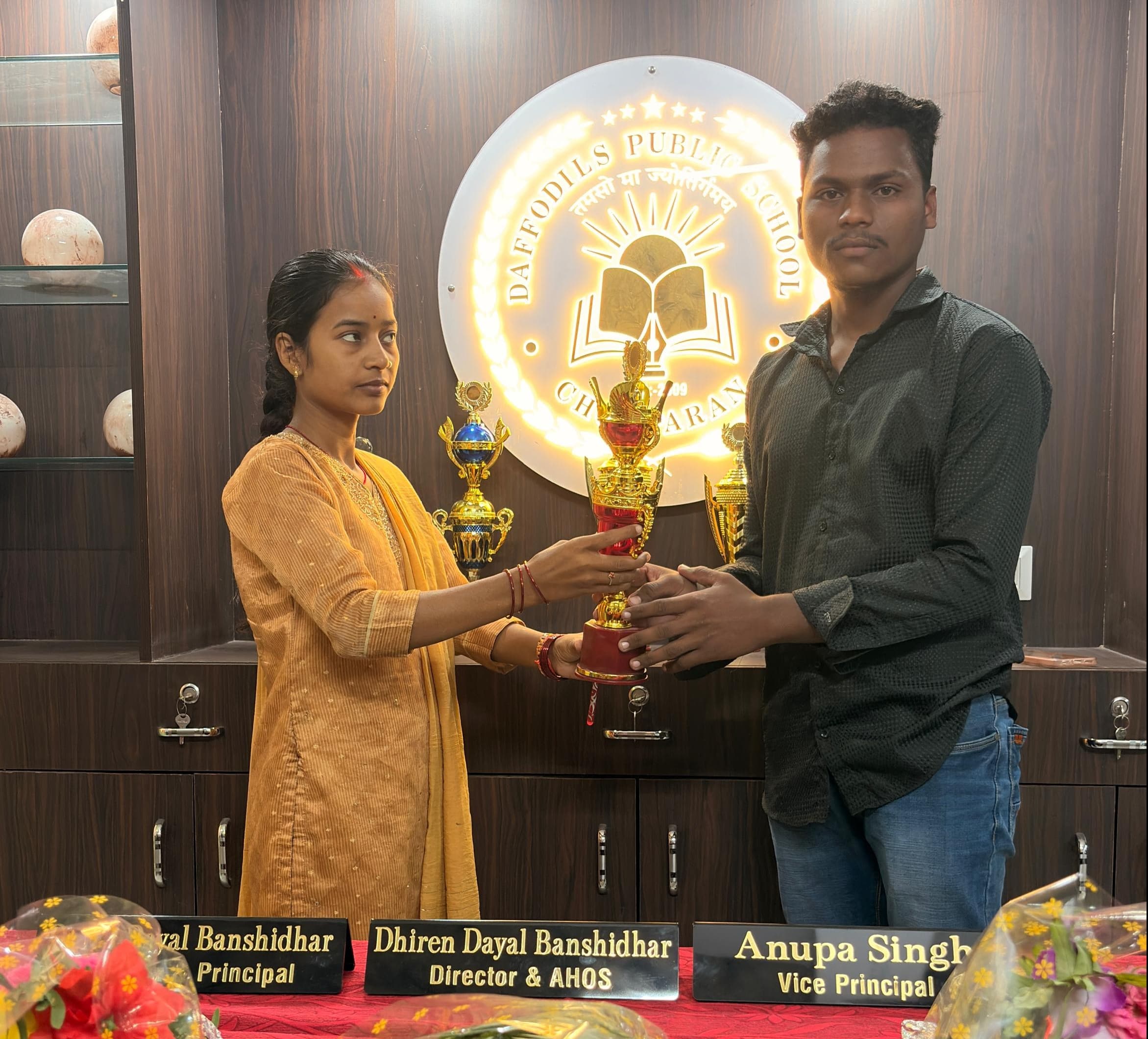 डैफोडिल्स पब्लिक स्कूल में दसवीं के मेधावी विद्यार्थियों को किया गया सम्मानित