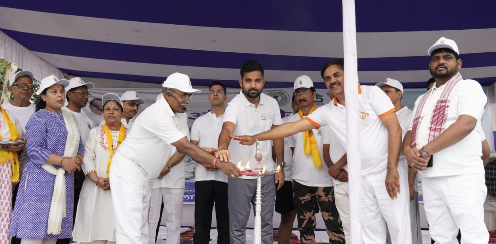 योगा फ़ॉर हेल्दी एजिंग"पदाधिकारी, विद्यार्थी सहित मीडियाकर्मियों ने किया योग