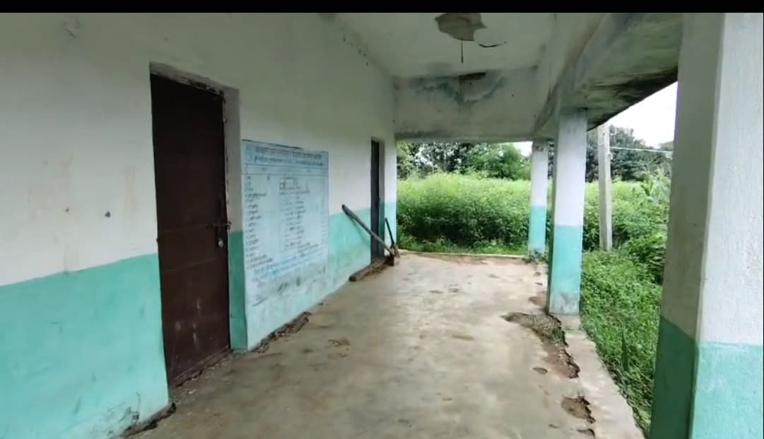 धनैपुर उत्क्रमित प्राथमिक विद्यालय में लटका मिला ताला, शिक्षा व्यवस्था पर उठे सवाल