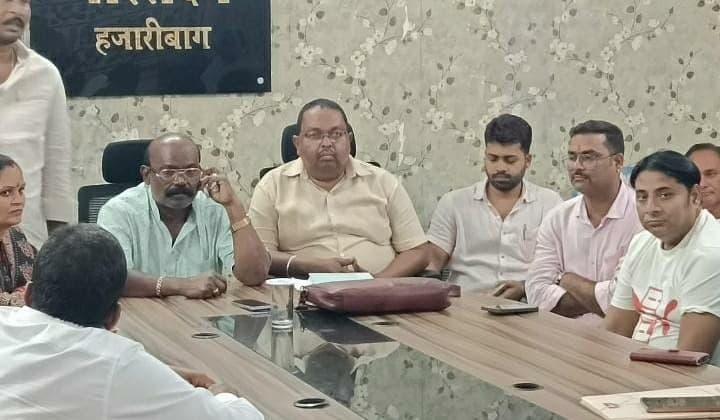 झामुमो जिला कमिटी की  बैठक मे प्रखंड अध्यक्ष उज्वल सिंह ने जन समस्याओ को उठाया 