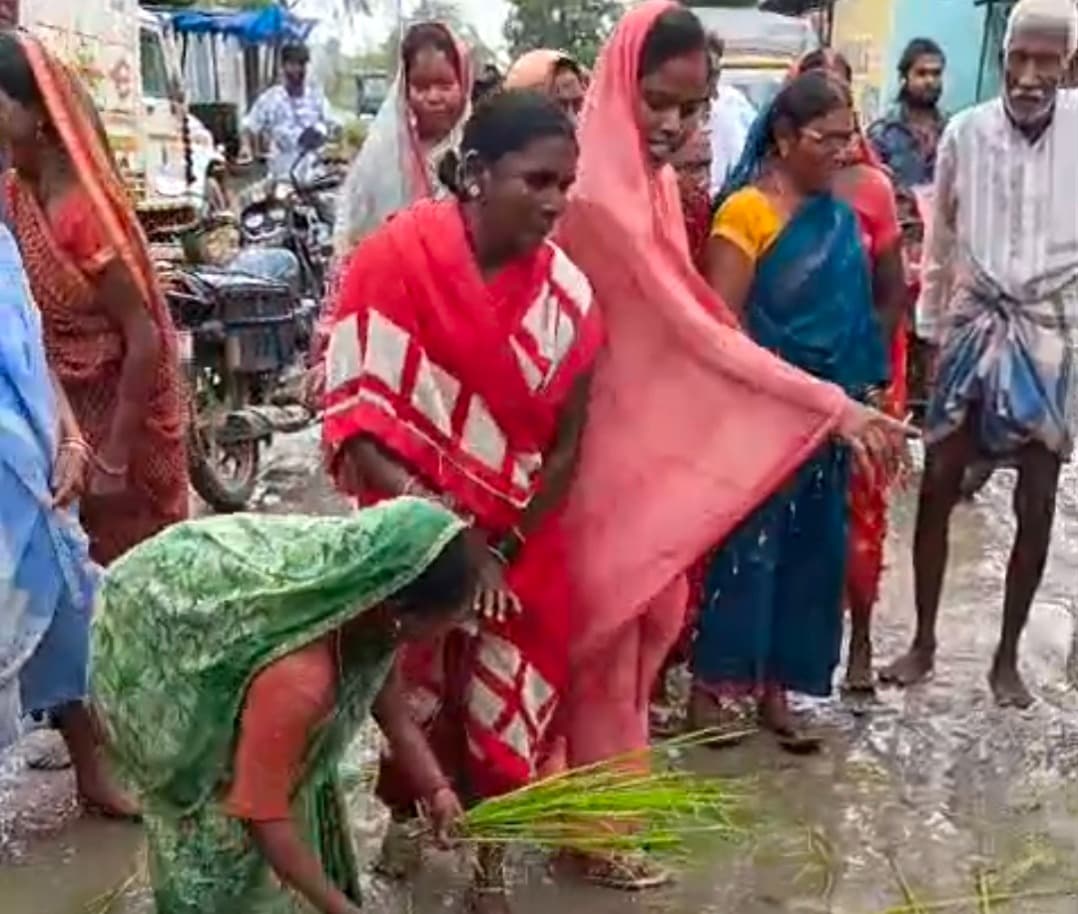 इचाक-बरकट्ठा सड़क पर धान रोपकर ग्रामीणों का प्रदर्शन, एक सप्ताह का अल्