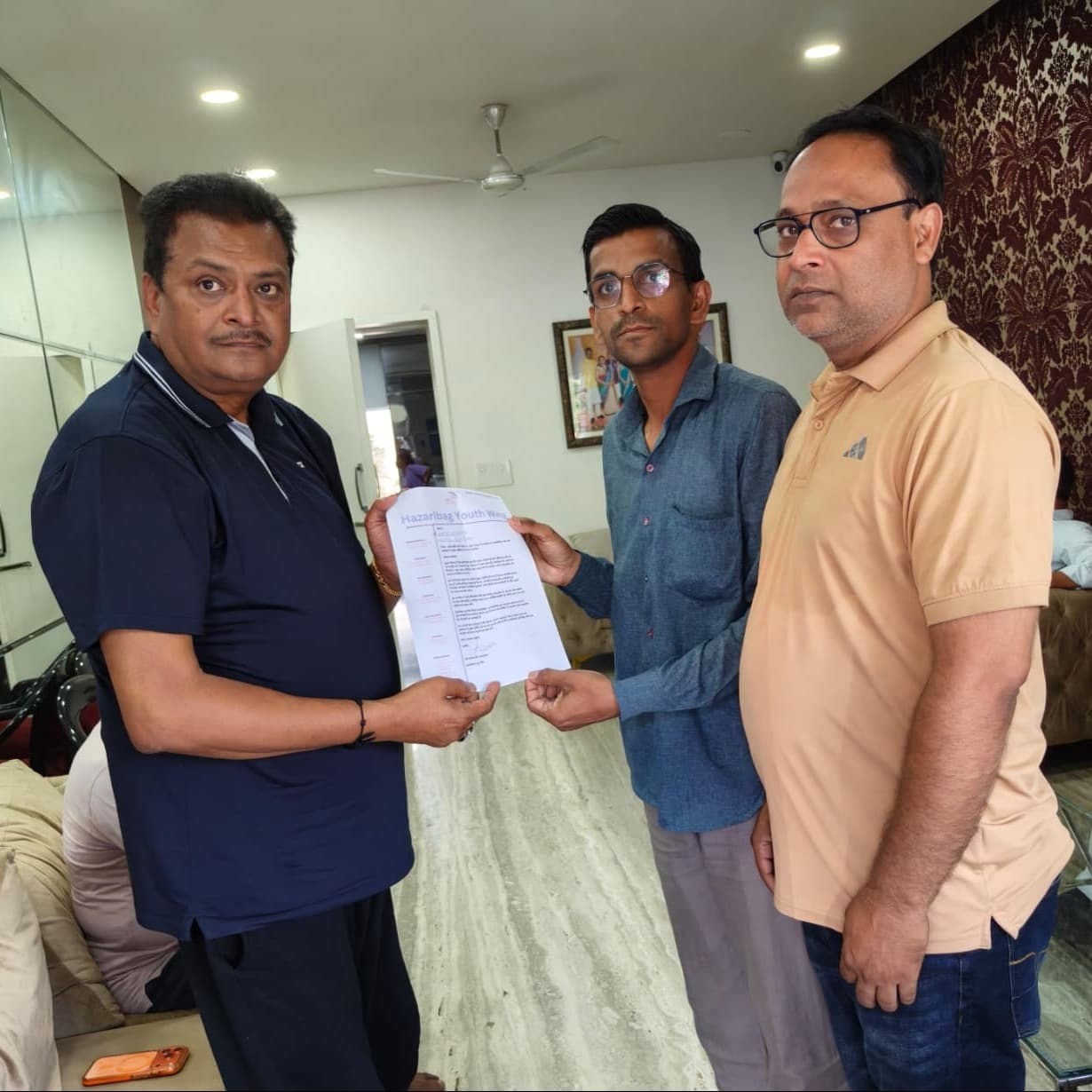 अंतर्राष्ट्रीय योग दिवस के भव्य आयोजन के लिए हजारीबाग यूथ विंग ने सांसद मनीष जायसवाल को सौंपा आमंत्रण
