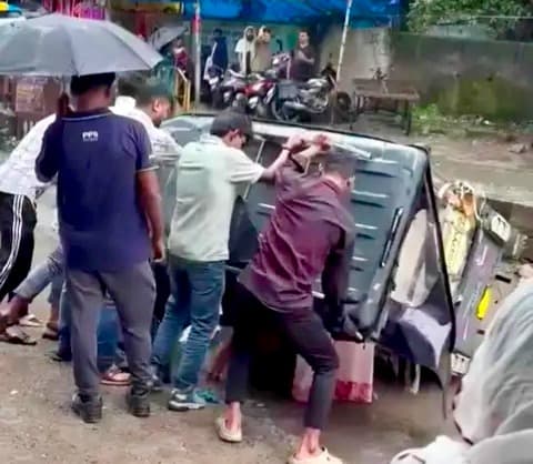हजारीबाग में गड्ढों का कहर, पानी टंकी चौक पर कई ई-रिक्शा पलटे; सड़क मर