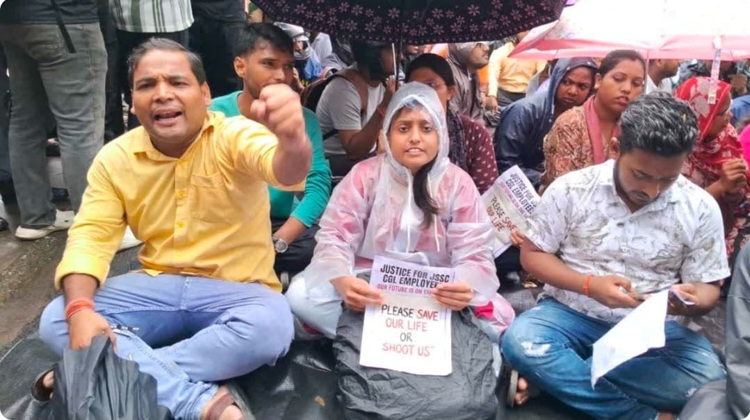 ‘न्याय दो या फांसी दो’... भारी बारिश में भी नहीं थमा प्रदर्शन, नौकरी रद्द होने पर झारखंड मंत्रालय के बाहर डटे कर्मचारी