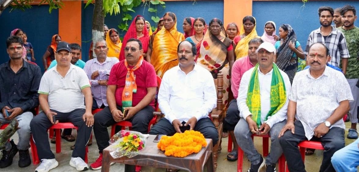 कांग्रेस के वरिष्ठ नेता एवं सरपंच प्रदीप मिश्रा जल्द होंगे भाजपा में शामिल, विधायक प्रदीप प्रसाद ने किया सम्मानित