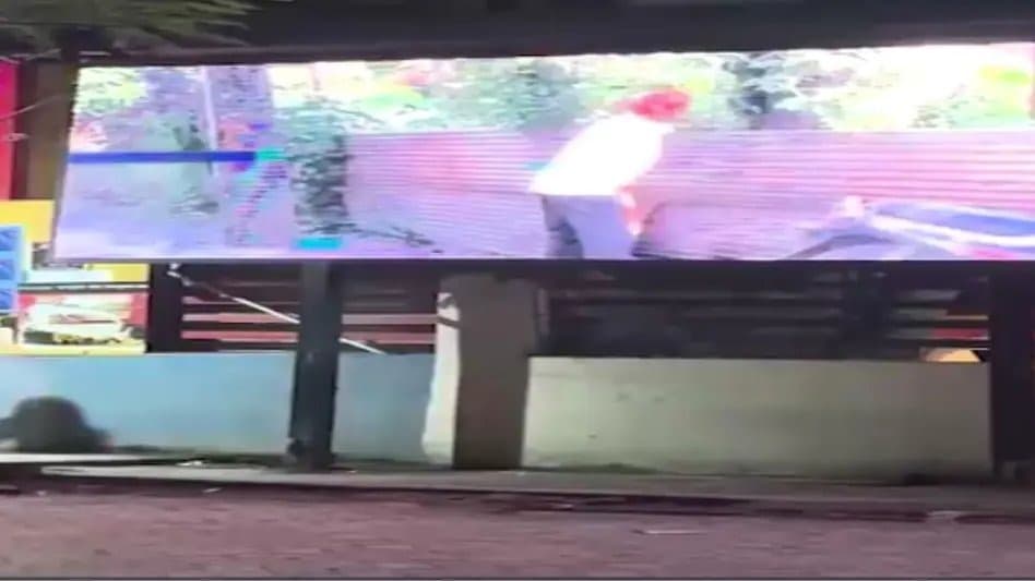 "जहां किया खुले में पेशाब, वहीं बन गए 'स्टार'! अब LED स्क्रीन पर चलेगा कारनामा"