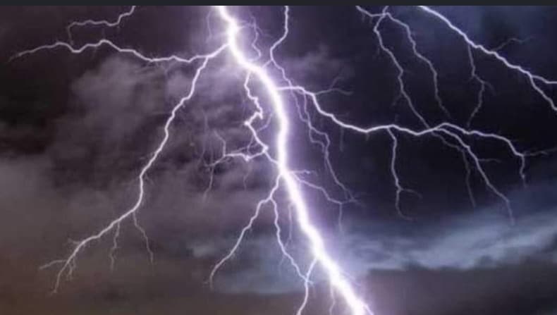 बारिश में मोबाइल पर बात करना पड़ा भारी, वज्रपात से 14 वर्षीय किशोर की मौत
