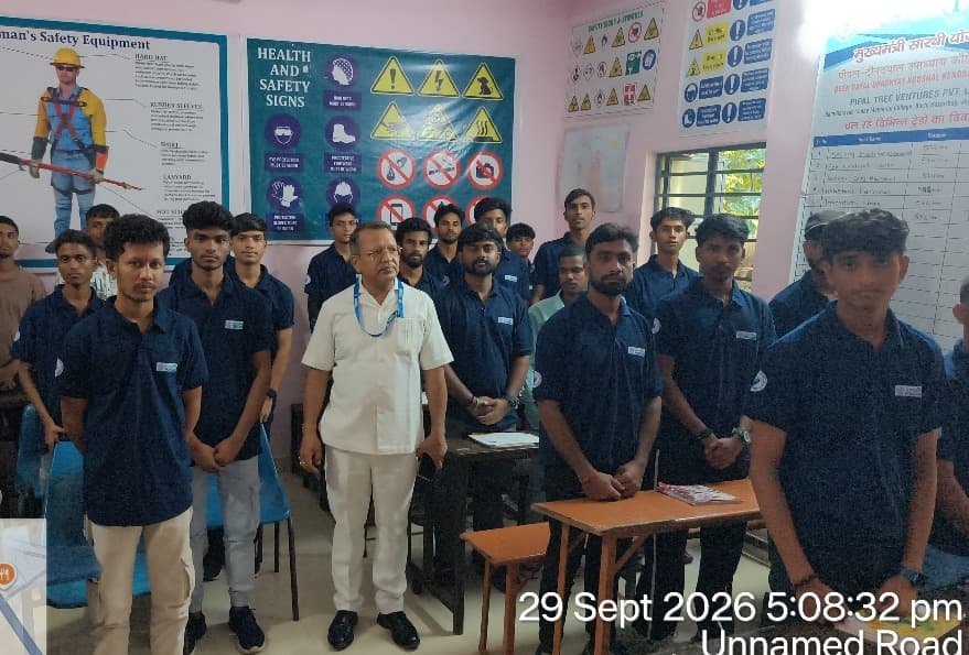 पावरग्रिड की सीएसआर पहल: बरही में युवाओं को मिला हुनर का प्रमाण, सीनियर मैनेजर ने बांटे सर्टिफिकेट