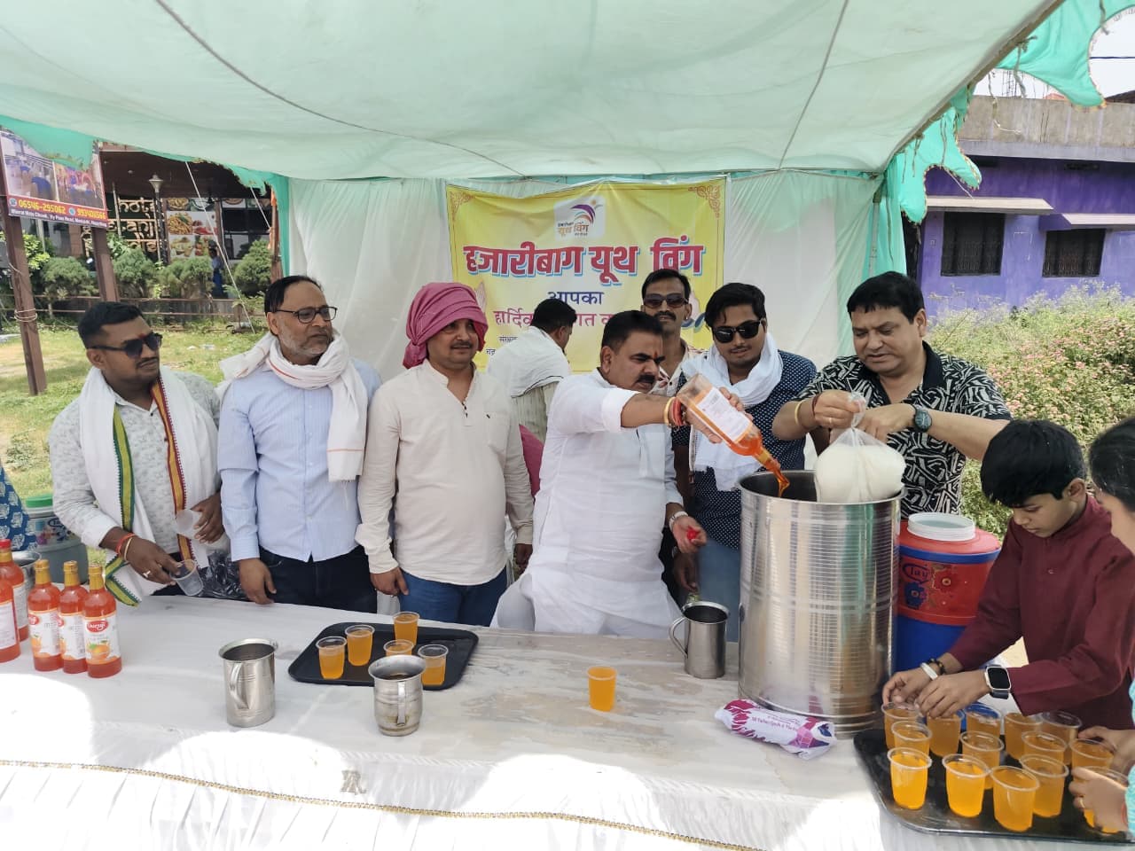 बेतहाशा गर्मी की तपिश में इंसानियत की ठंडी छांव बना हजारीबाग यूथ विंग