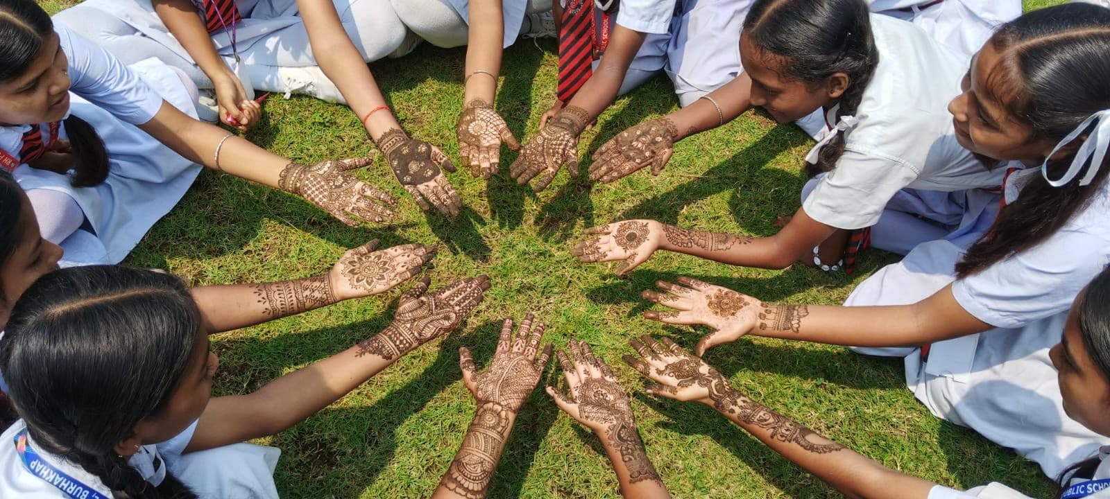 कर्मा पूजा पर आरएच पब्लिक स्कूल में मेहंदी प्रतियोगिता