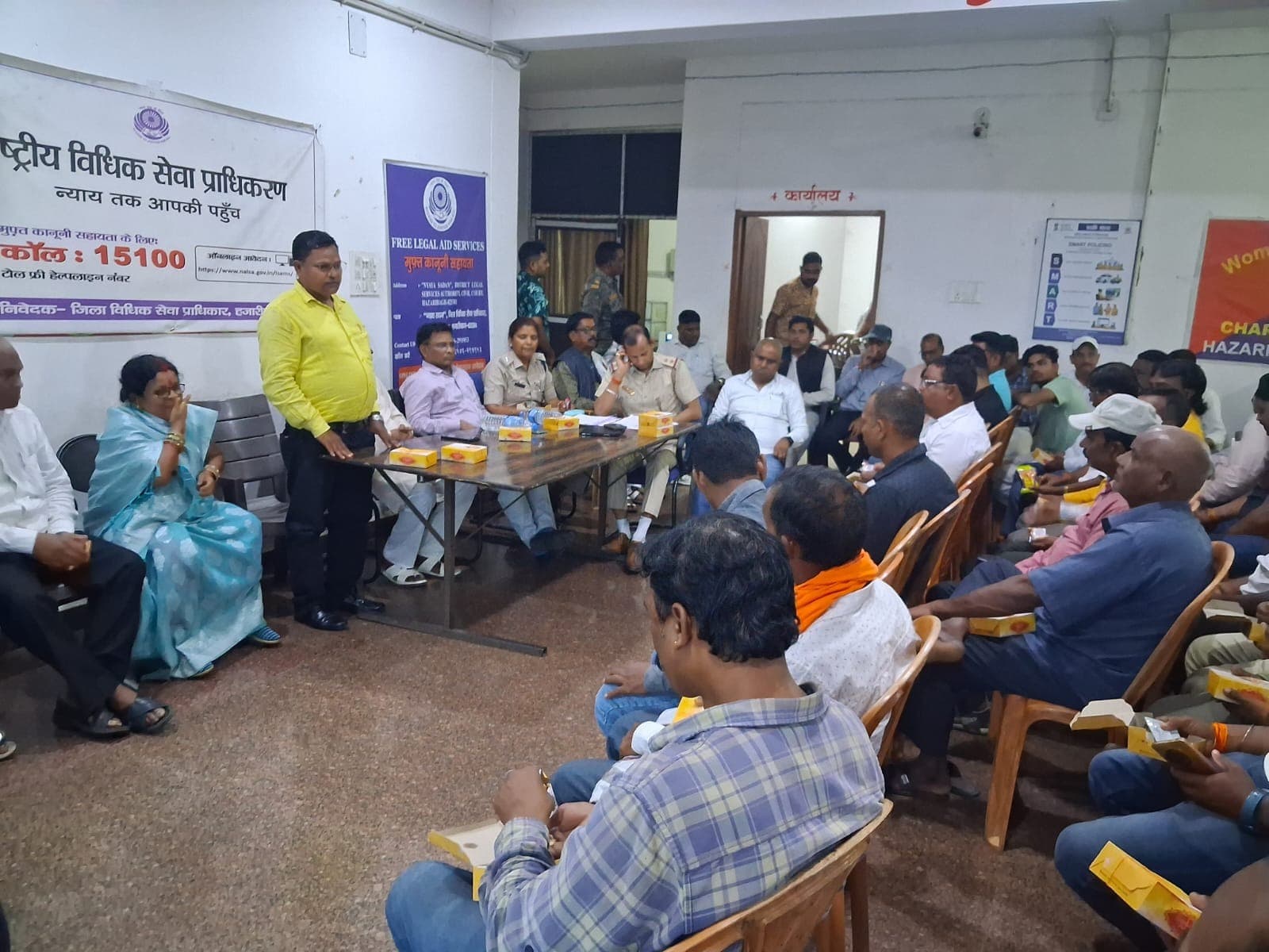 चरही थाना परिसर में दुर्गापूजा को लेकर शांति समिति की बैठक में कई निर्देश