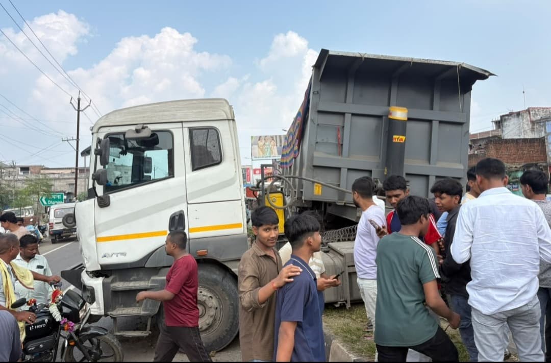 बरही-पटना रोड पर हाइवा और ब्रेजा की भीषण टक्कर, डिवाइडर चढ़ा