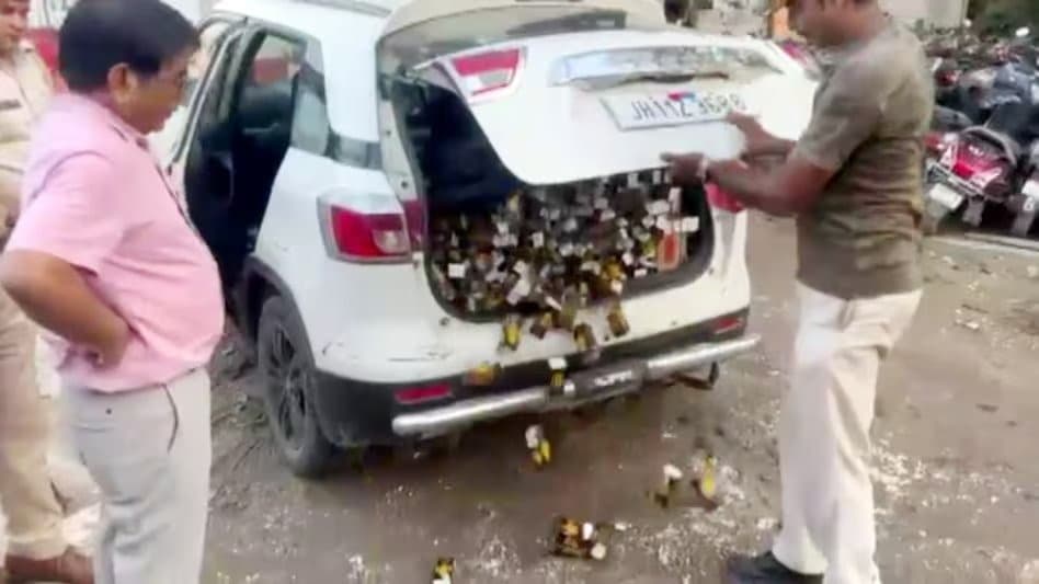 डिक्की खोली तो भरभराकर सड़क पर गिरने लगीं शराब की बोतलें! नजारा देख दंग रह गए लोग, पटना में होनी थी डिलीवरी