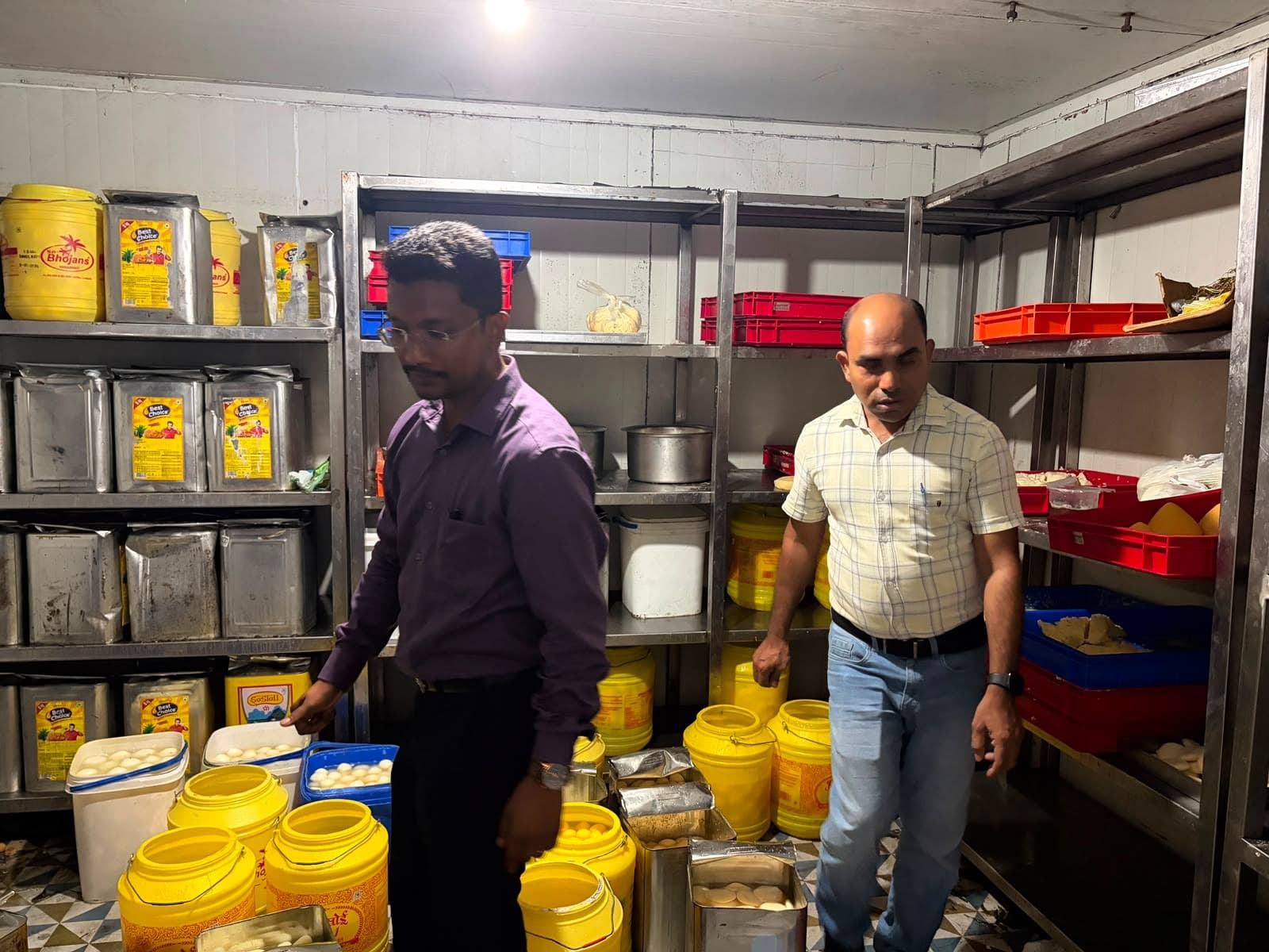 खाद्य सुरक्षा विभाग का औचक जांच अभियान, 40 लीटर एक्सपायर्ड दूध कराया गया नष्ट
