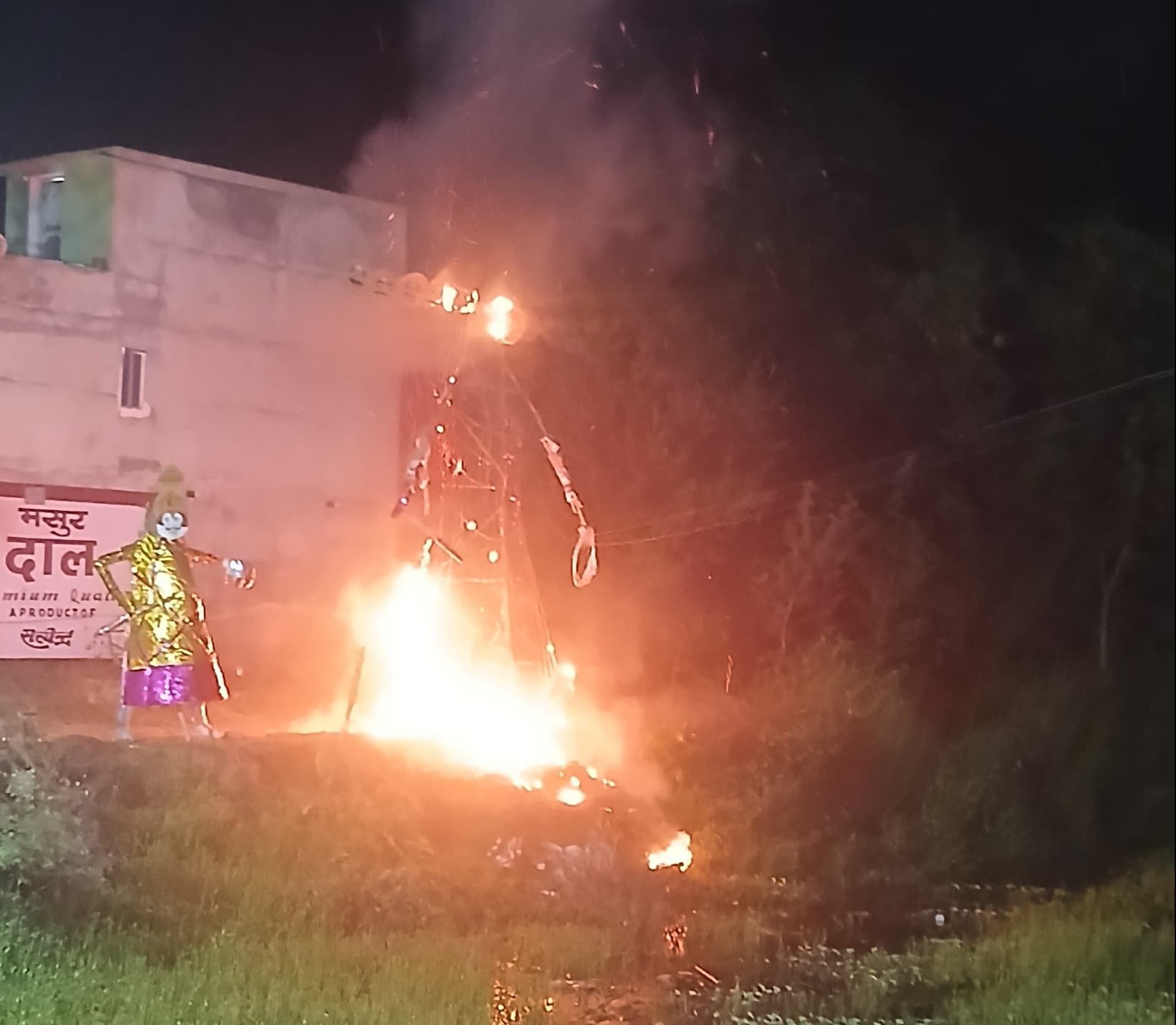 गोला में धूमधाम से हुआ रावण दहन, मुख्य अतिथि रहे युवा समाजसेवी राजशेखर