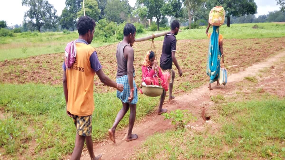 गुमला में स्वास्थ्य व्यवस्था की तस्वीर: बीमार मरीज को खाट के सहारे अस्पताल ले गए ग्रामीण