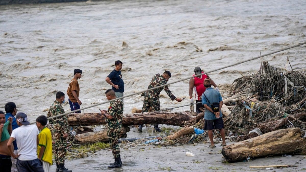 नेपाल में बाढ़ के बीच बैंक की तिजोरी से नकदी लूटने का आरोप, 29 गिरफ्तार