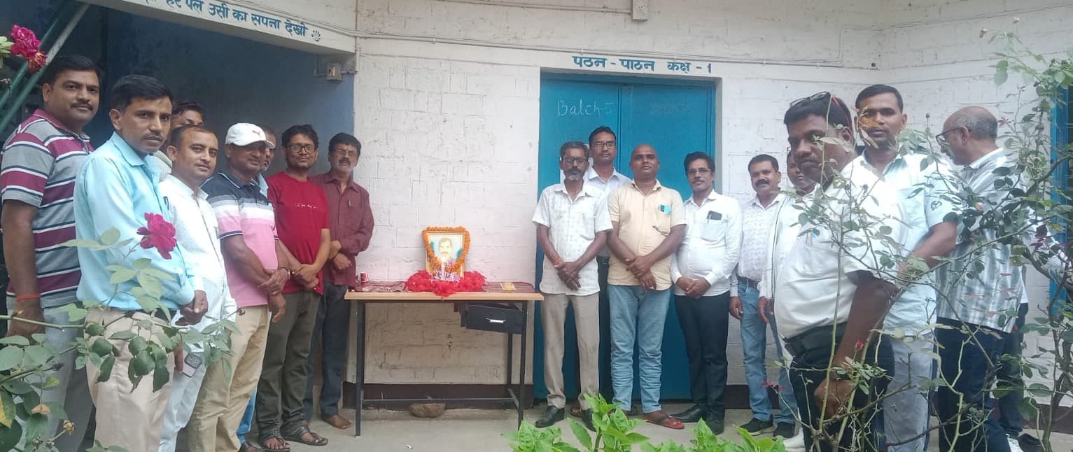 सहायक अध्यापकों ने मुनेश्वर सिंह को किया नमन