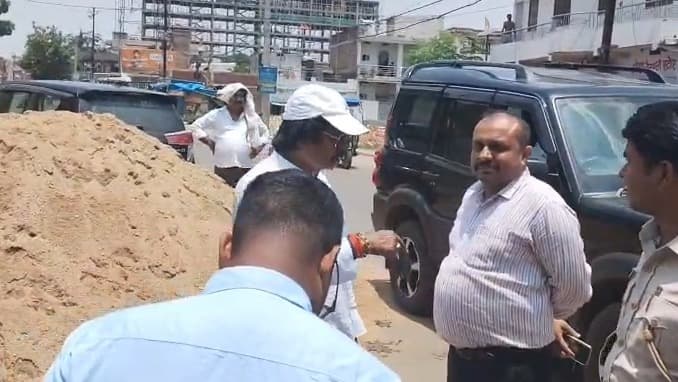 खास महल की जमीन पर कब्जे को लेकर सीओ और पूर्व मंत्री में तनातनी