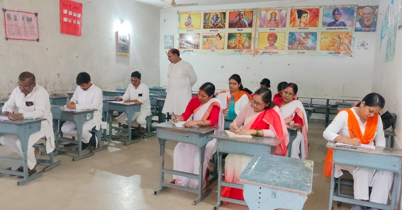आचार्यों की निबंध प्रतियोगिता में गूंजी राष्ट्रसेवा की भावना