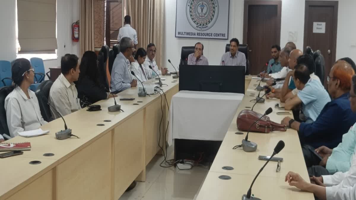 रिम्स में स्वास्थ्य सेवाओं की समीक्षा, अतिरिक्त मुख्य सचिव ने व्यवस्था सुधारने के दिए निर्देश