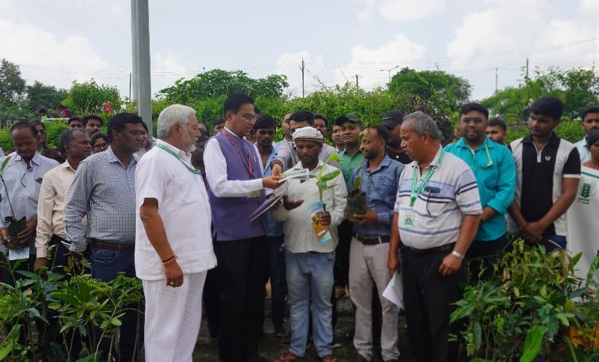 ICAR गौरिया करमा में किसानों के बीच 800 से अधिक फलदार पौधों का निःशुल्क वितरण, निदेशक ने दिया न्यूट्री गार्डन का संदेश