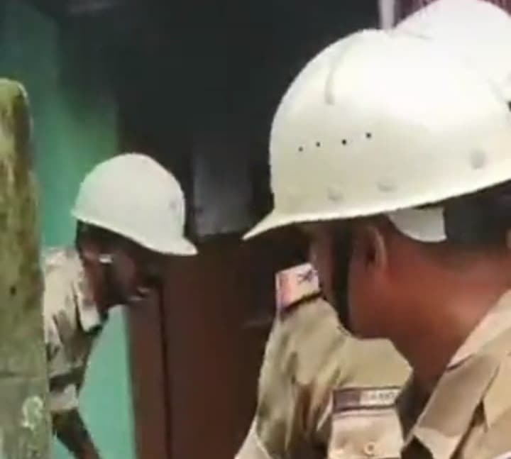 बोकारो में आवास में लगी भीषण आग, फ्रिज समेत घरेलू सामान जलकर राख