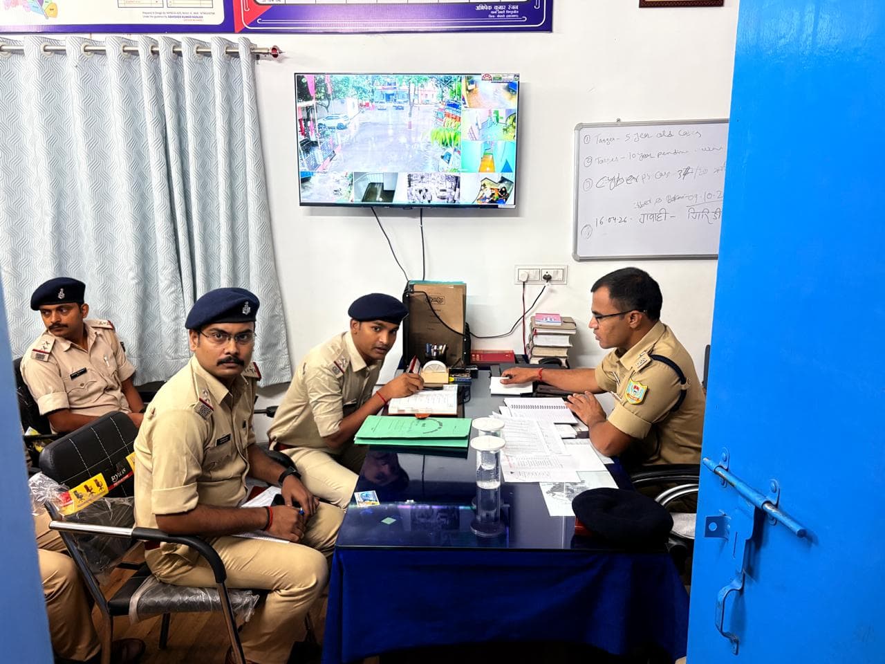 थानों की कार्यशैली पर एसपी की पैनी नजर, चिराचास और पिंडराजोरा थाना का औचक निरीक्षण