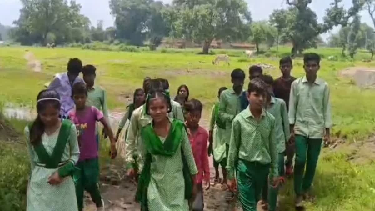 बाढ़ में नदी पार स्कूल जाना बच्चों की मजबूरी
