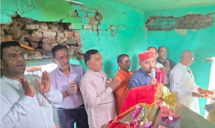 चौपारण के चतरा मोड़ स्थित जर्जर शिव मंदिर के नवनिर्माण का हुआ भूमिपूजन
