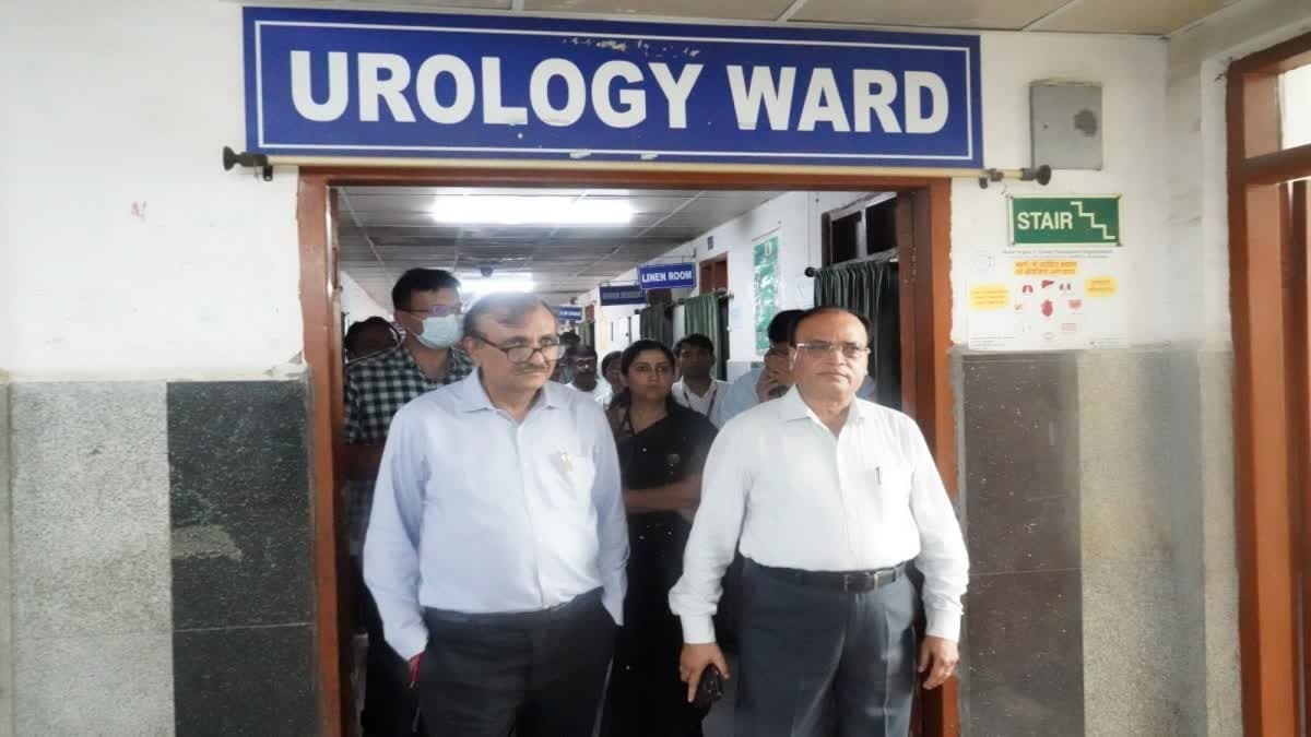 रिम्स निदेशक ने यूरोलॉजी-नेफ्रोलॉजी विभाग का किया औचक निरीक्षण, मरीज सुविधाओं का लिया जायजा