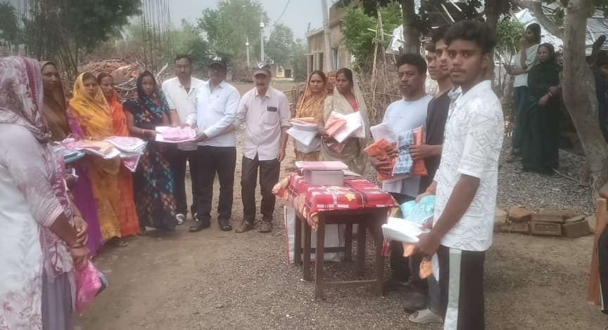केदारूत पंचायत में 188 लाभुकों के बीच साड़ी-धोती का वितरण, मुखिया प्रतिनिधि विशेश्वर यादव ने कहा— हर पात्र व्यक्ति तक पहुंचेगा योजनाओं का लाभ