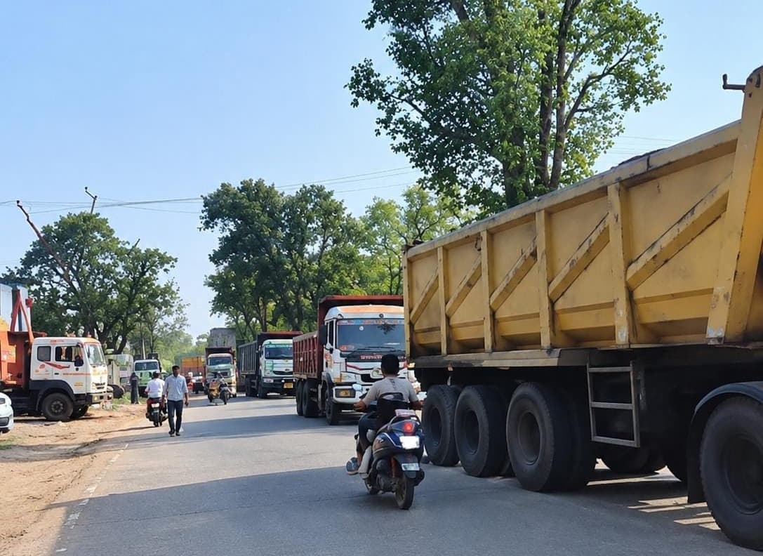चार मौतों के बाद सड़क सुरक्षा पर सवाल, पेट्रोल पंपों की कतार भी बनी खतरा