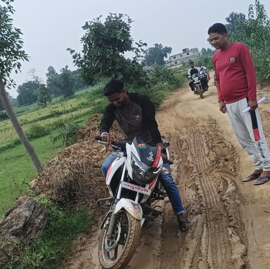 गुड़ियों मोड़ से भंडारो होते हुए बैरिसाल बराकर पुल तक 8 किमी सड़क जर्जर, बड़े-बड़े गड्ढों से हादसे का खतरा, ग्रामीणों ने की अविलंब मरम्मत की मांग