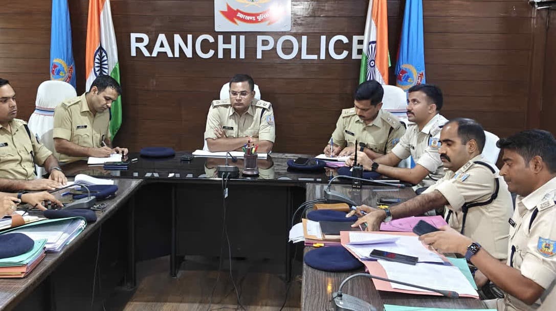 त्योहारों को लेकर रांची पुलिस अलर्ट, SSP ने अधिकारियों के साथ की बैठक; सुरक्षा व्यवस्था की समीक्षा